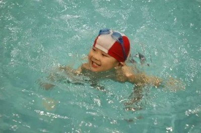 冬季为什么让宝宝游泳，医生为什么建议：要让宝宝学“游泳”5大好处真的很诱人