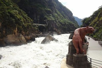 丽江虎跳峡是一个自然奇观，让人震撼于大自然的威力