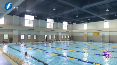 当游泳教练的条件，怎么样才能当一名合格的游泳教练在游泳馆内教少儿游泳