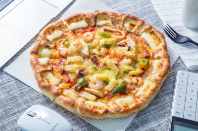 【芝士虾仁披萨的制作方法】芝士虾仁披萨的家常做法 芝士虾仁披萨如何做才好吃