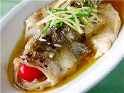 【鲈鱼清蒸的做法】清蒸鲈鱼的做法如何简单易做 如何蒸出鲈鱼的鲜嫩和美味
