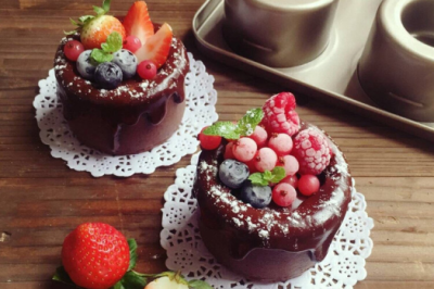 如何制作巧克力水果杯蛋糕 巧克力水果杯蛋糕的制作步骤