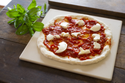 玛格丽特披萨是一种经典的披萨，你知道它的制作方法吗？请看以下教你如何做出玛格丽特披萨的步骤