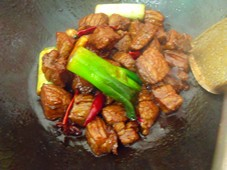 教你一种正宗的红烧牛肉做法，让你做出软烂入味的红烧牛肉